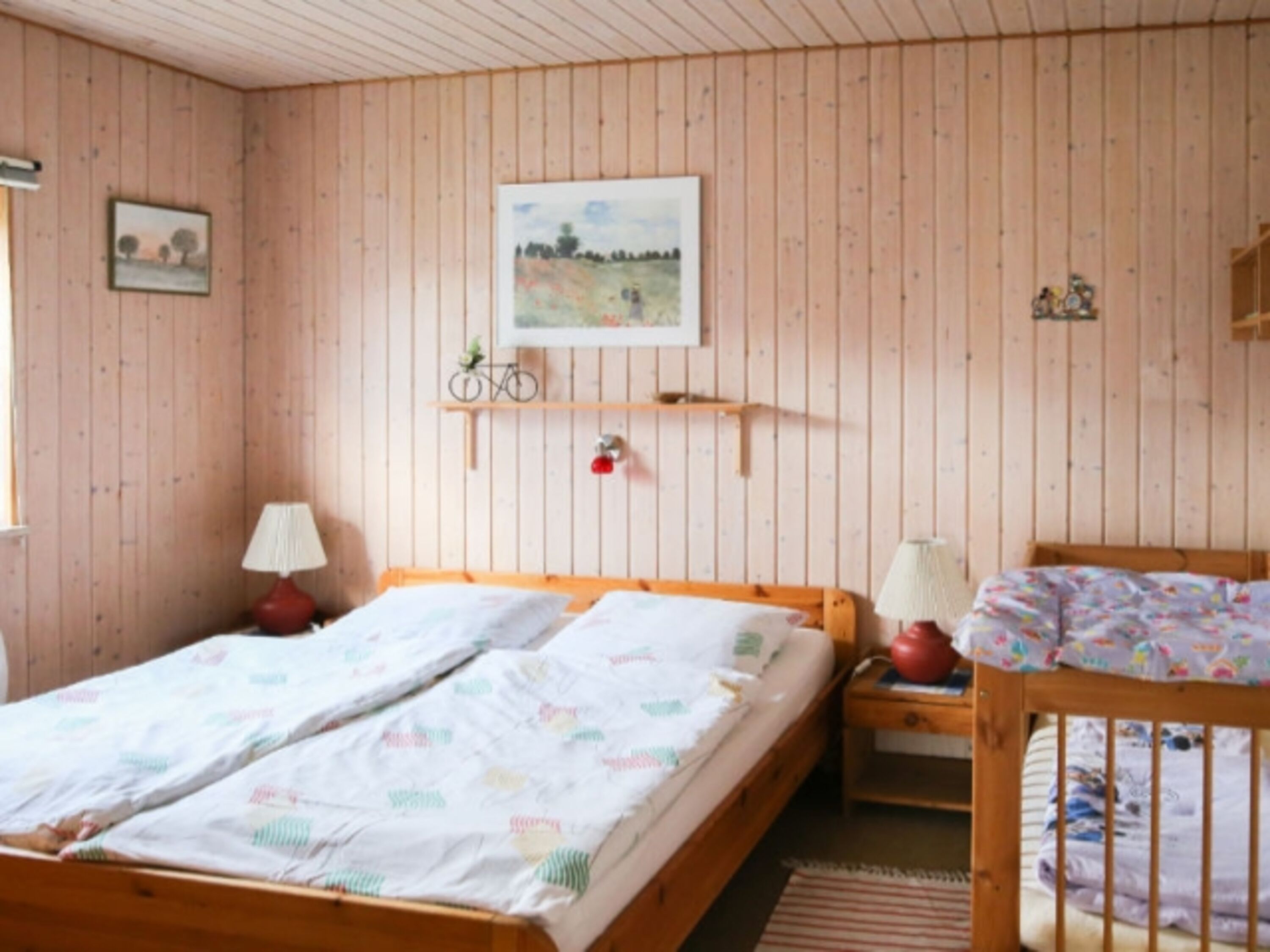 Das Schlafzimmer mit Gitterbett