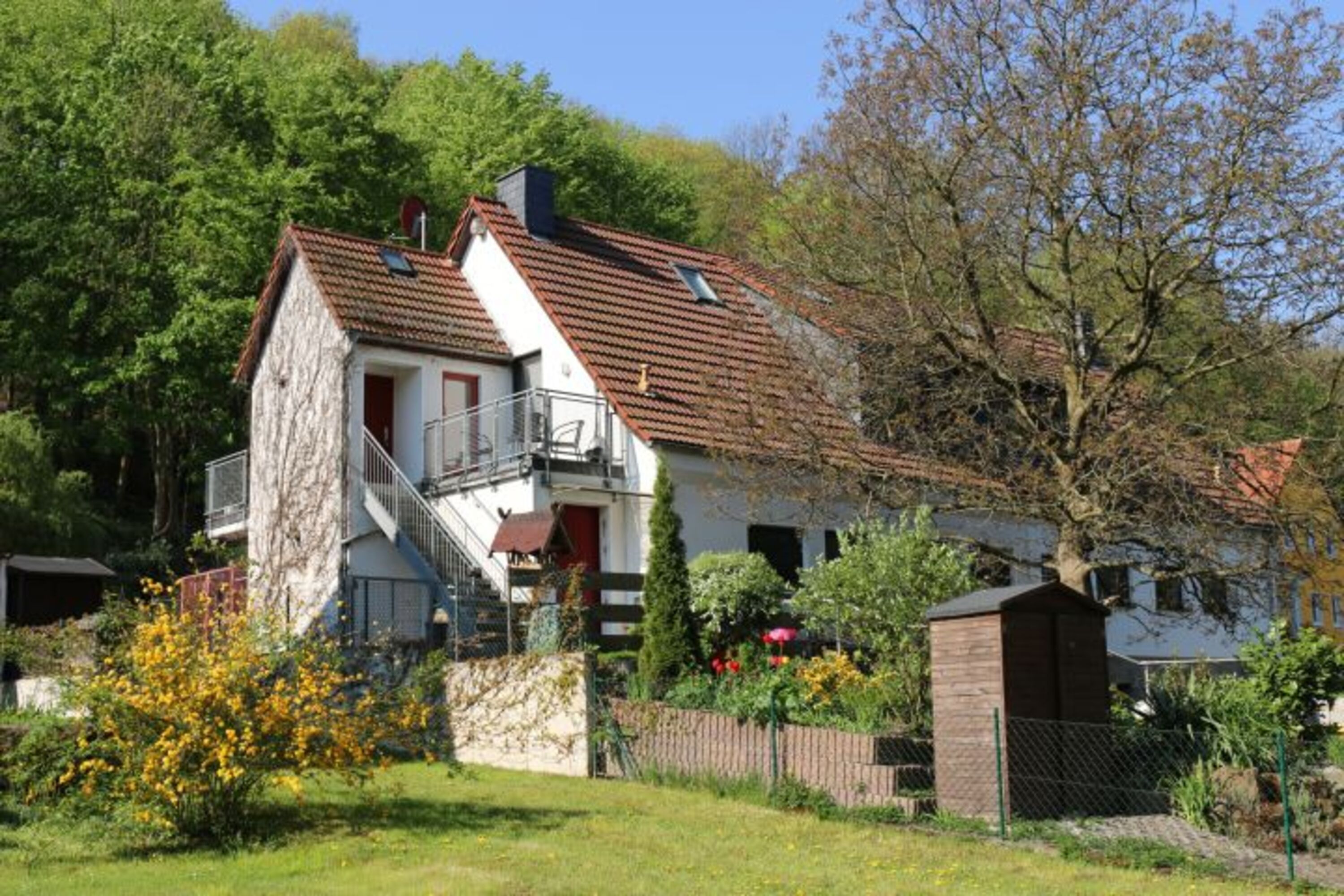 Ansicht des Eingangsbereiches von der Straße aus