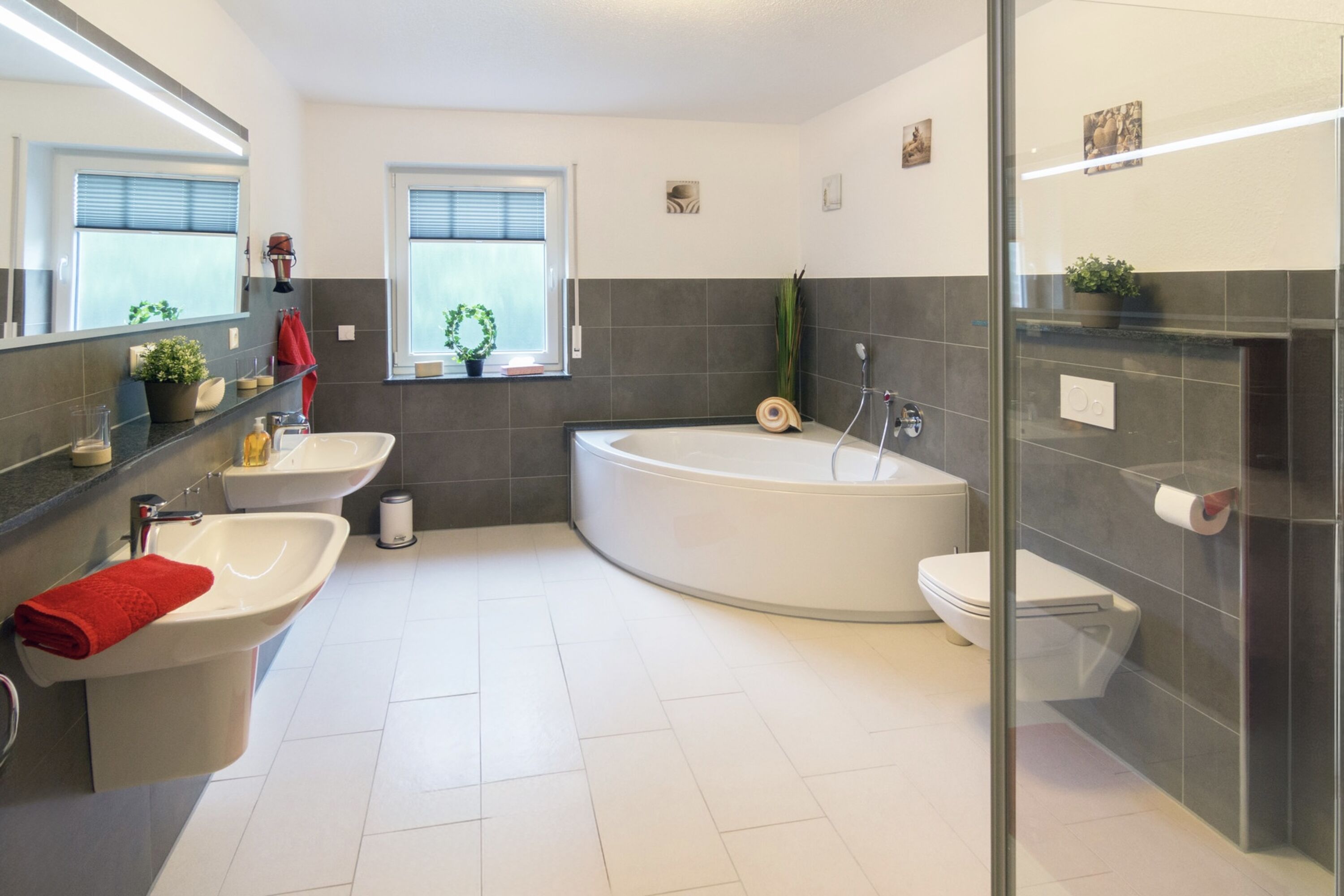 Badezimmer mit Badewanne und Dusche
