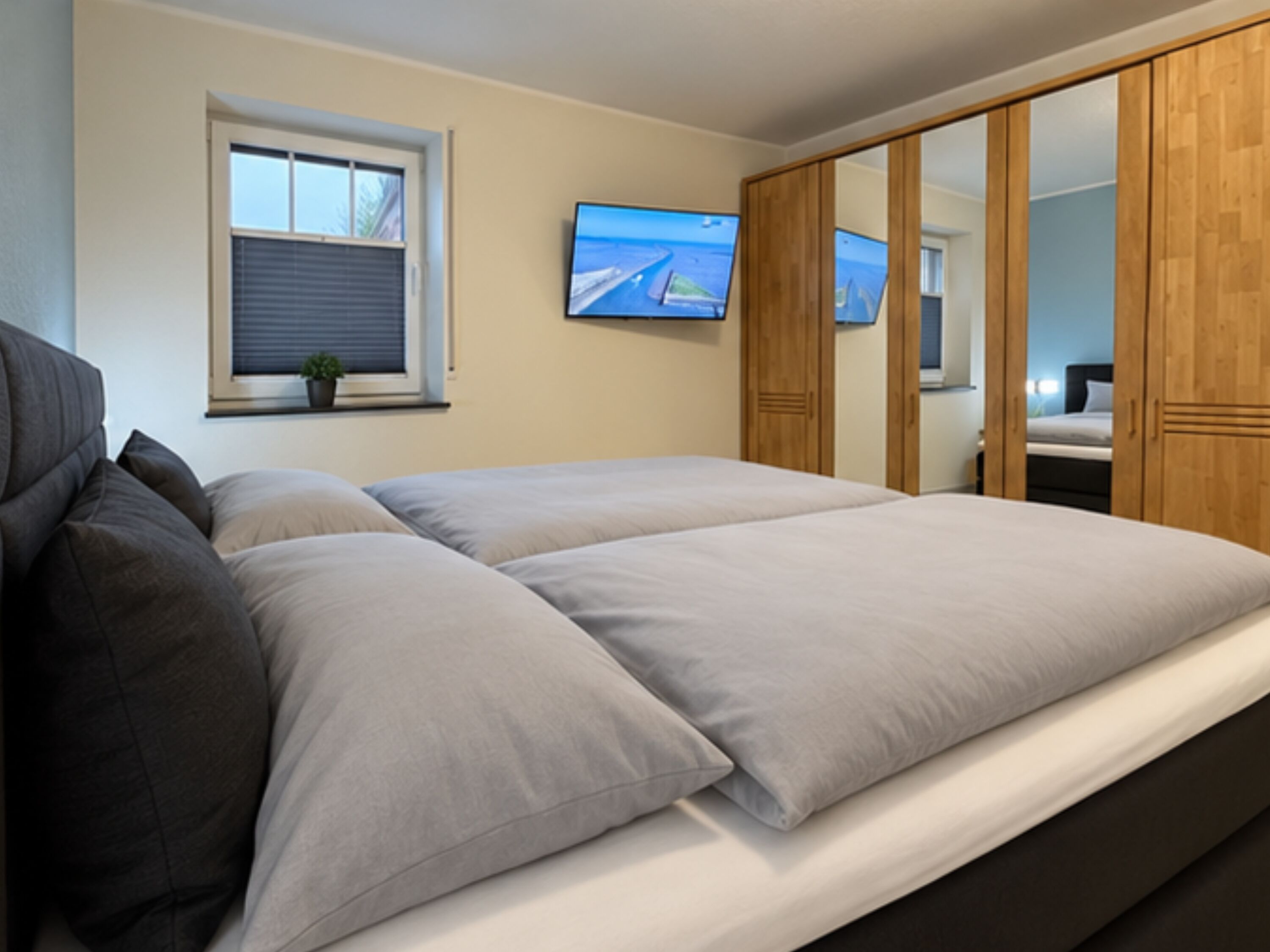 Schlafzimmer mit TV und mit Bad Ensuite