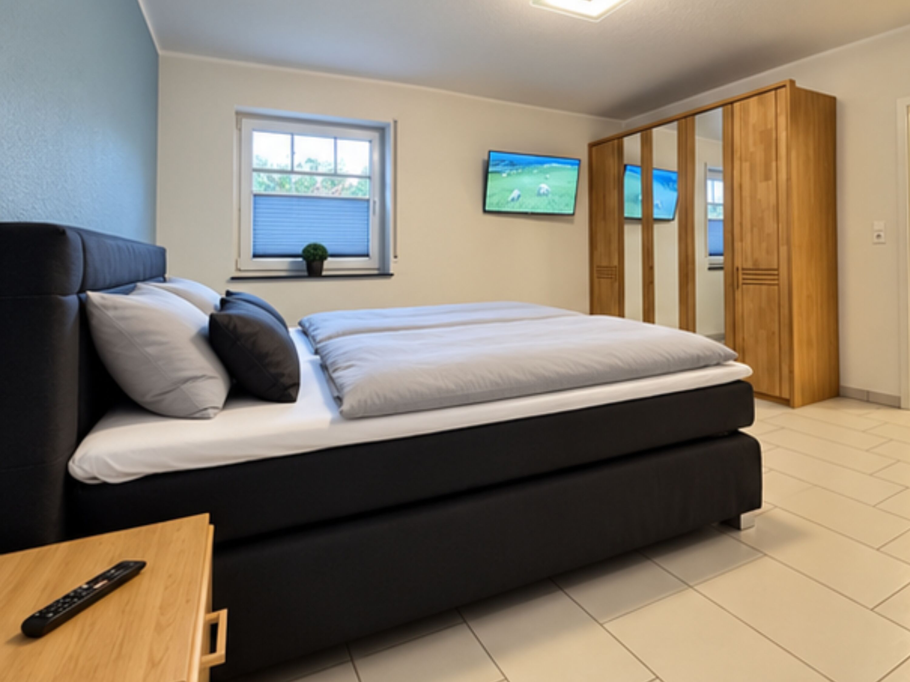 Schlafzimmer mit TV und mit Bad Ensuite