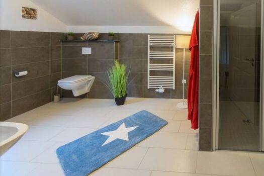 Badezimmer mit Dusche 