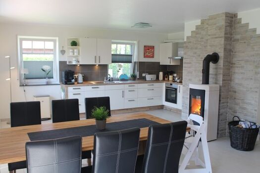 Blick vom Eohnzimmer in die Küche 