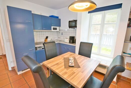 Der Blick zur Einbauküche mit Geschirrspüler.