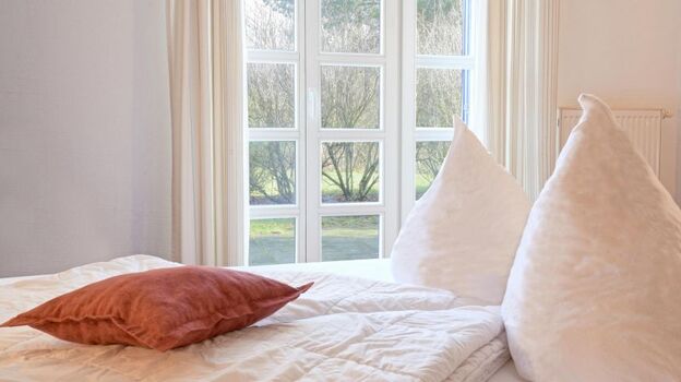 Studio Meerschwalbe C21): Mit dem Blick ins Grün einschlafen.