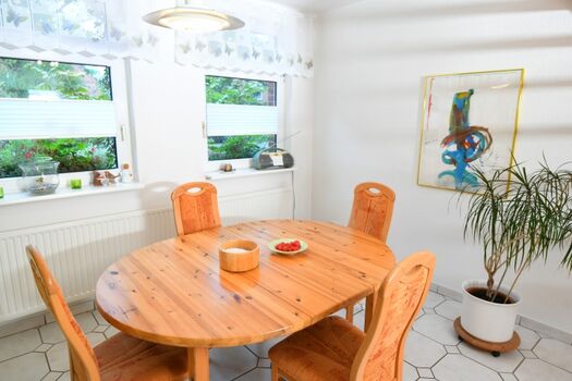 Esstisch mit Blick nach draussen