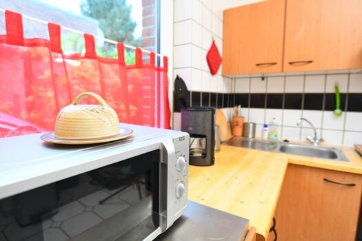 Küche mit Mikrowelle und Käseglocke