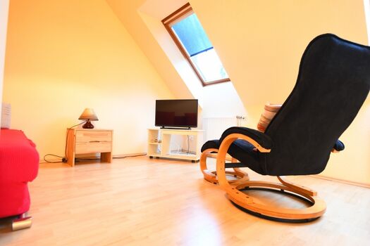 Wohnzimmer im Obergeschoss mit Relaxstuhl