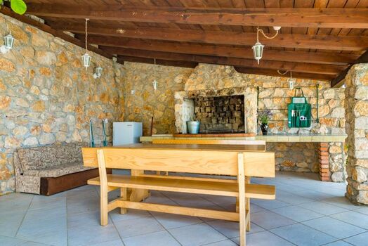 Villa Milka - überdachte Terrasse neben dem Pool