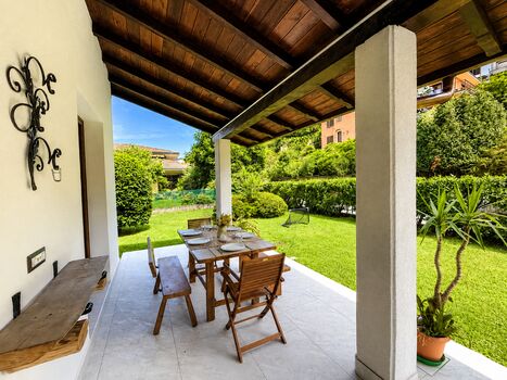 überdachte Terrasse