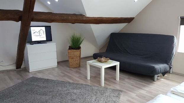 Dachgeschoss Sofa mit TV