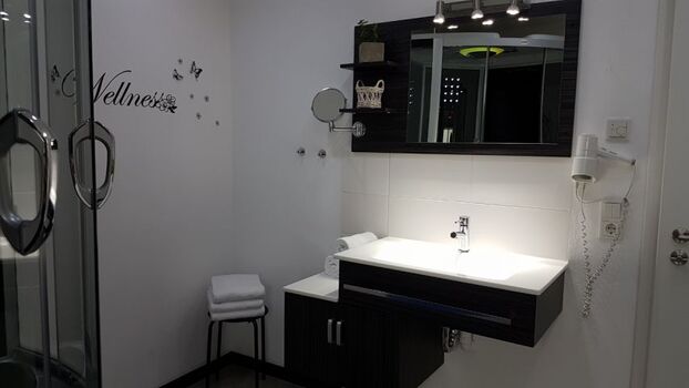 Bad im Erdgeschoss - Dampfdusche mit Whirlpoolbadewanne, WC, Waschbecken, Föhn