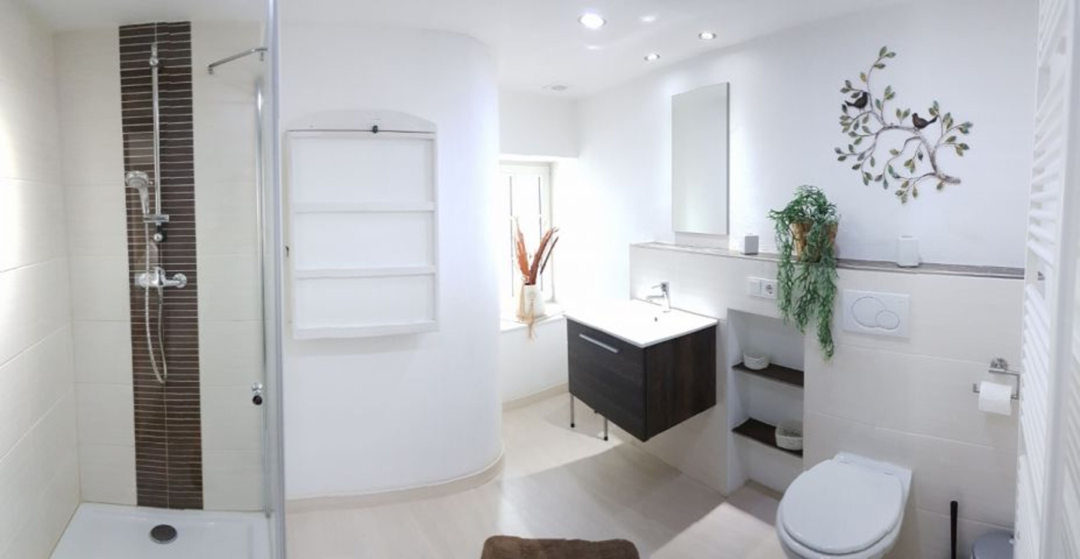 Bad im OB mit Dusche, WC, Waschbecken