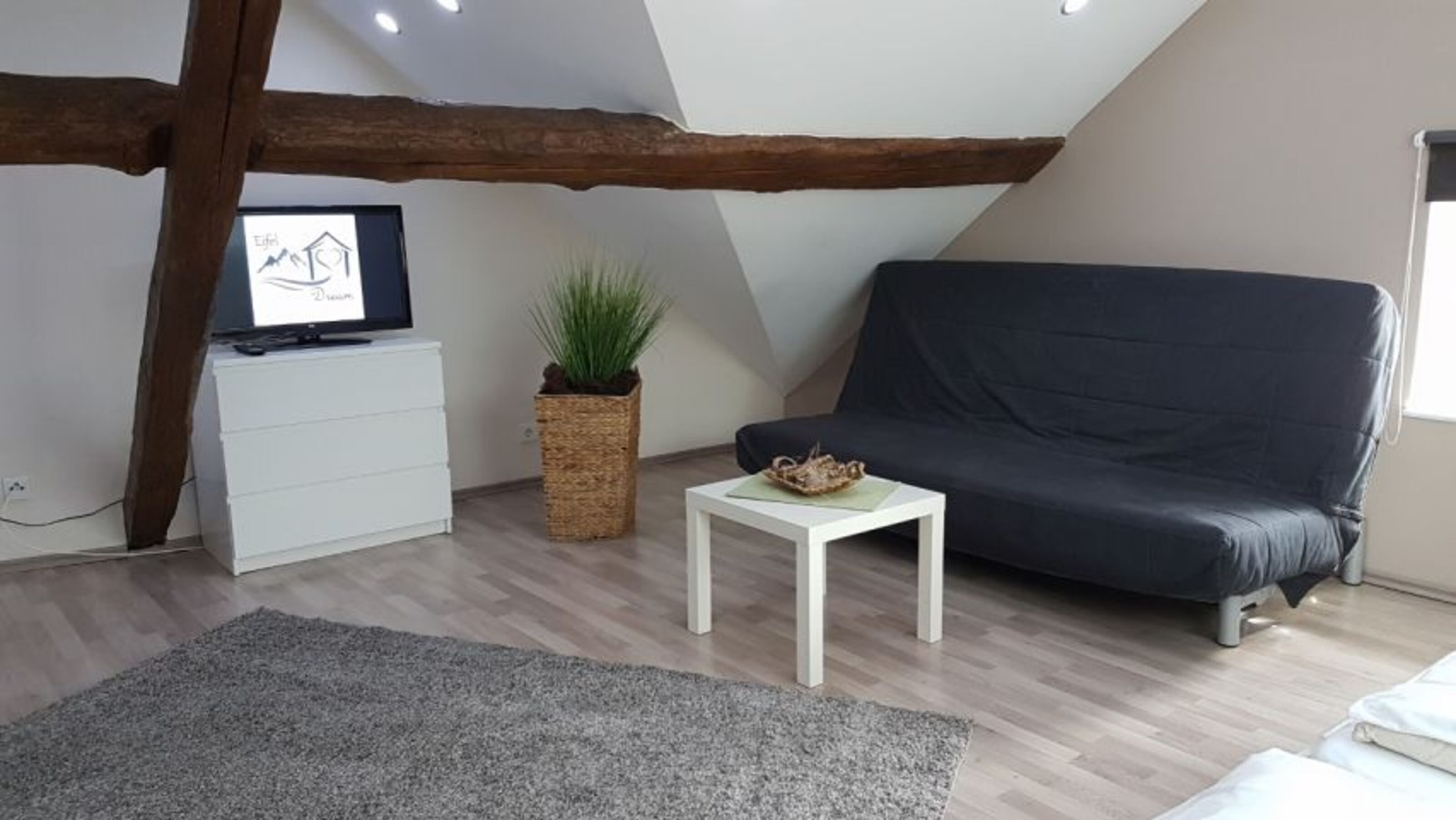 Dachgeschoss Sofa mit TV