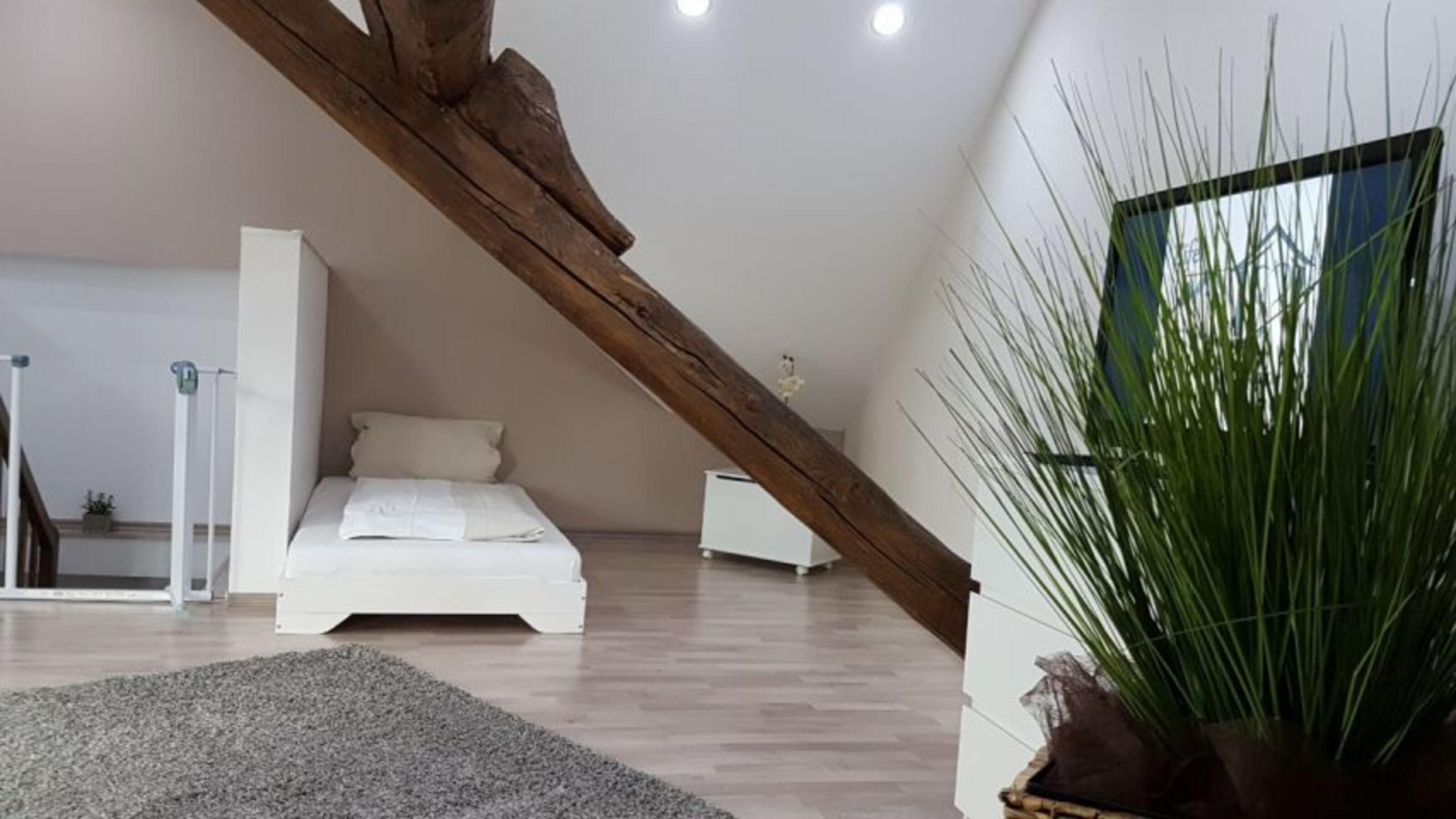 Schlafzimmer im Dachgeschoss mit 6 Einzelbetten, Sofa und TV