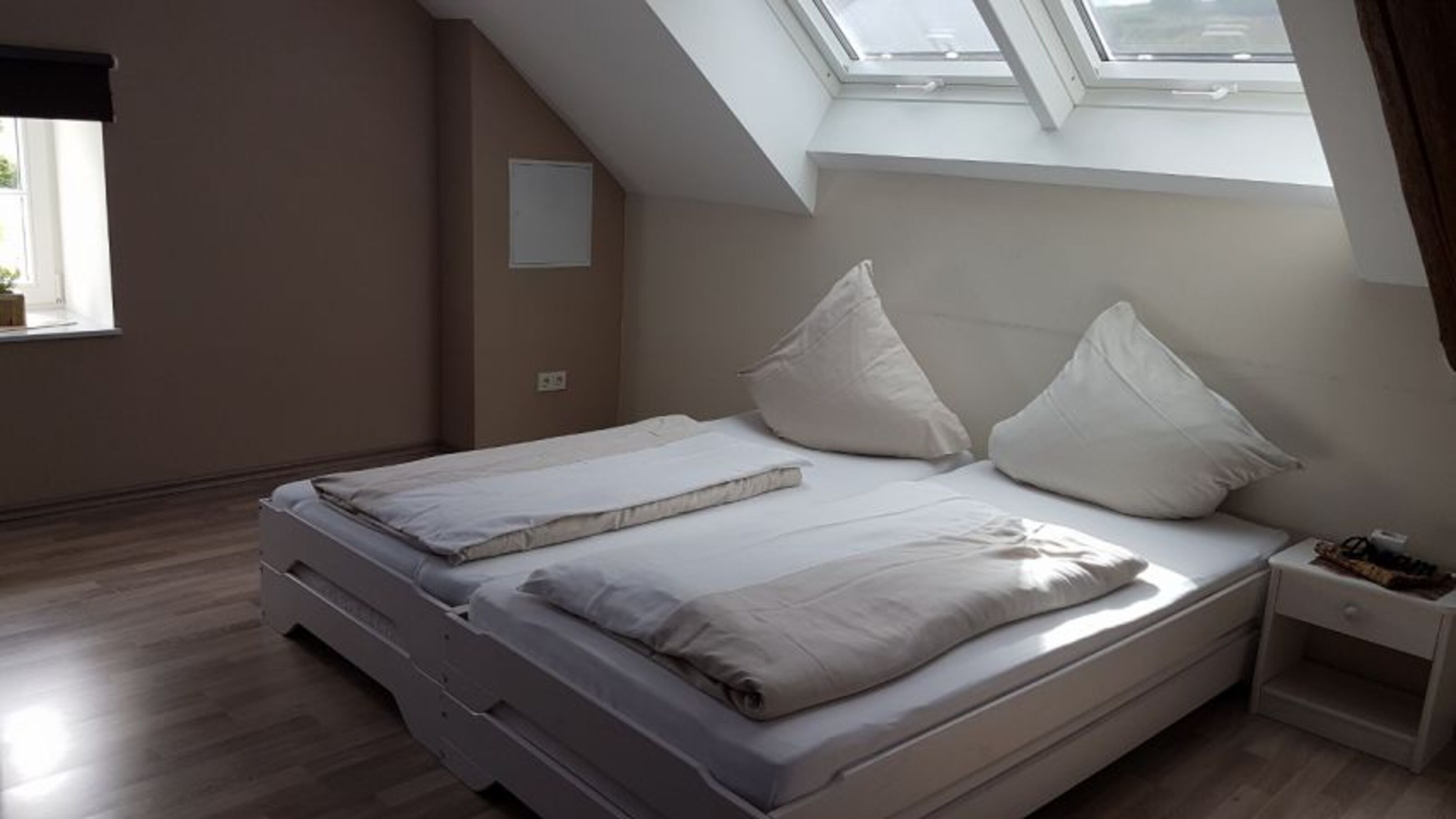 4. Schlafzimmer im DG: mit 6 Einzelbetten, Sofa und TV