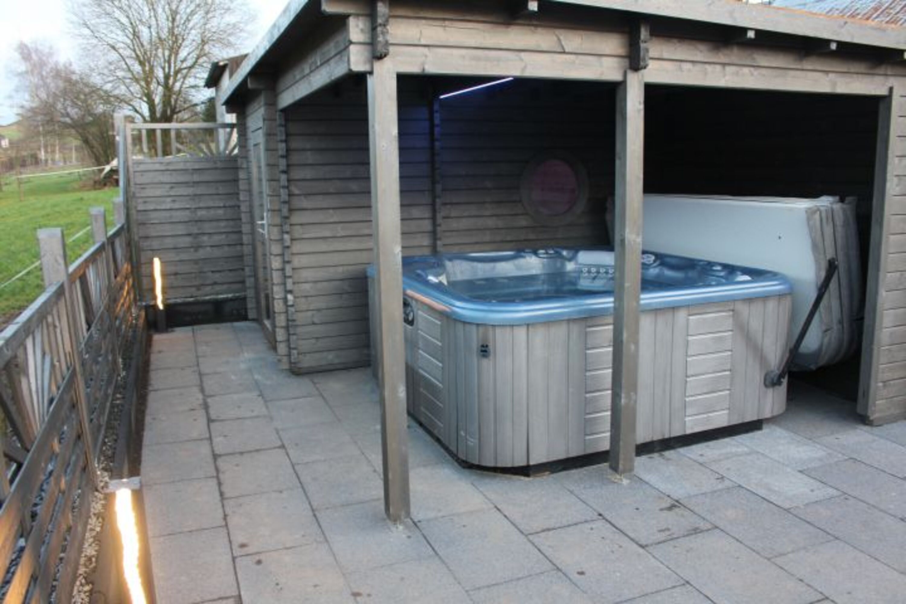 Garten-Sauna und Außenwhirlpool