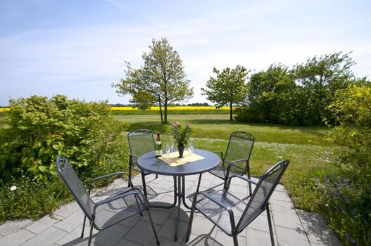 Die Terrasse mit Blick ins Grün.