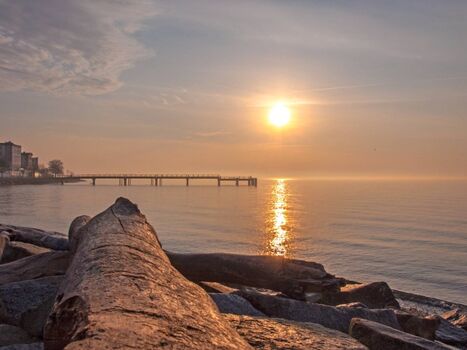 Romantische Sonnenaufgänge über der Ostsee.