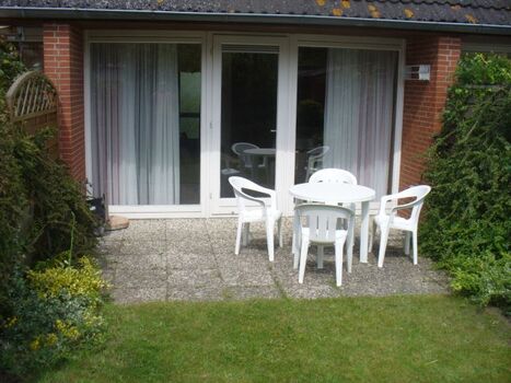 Südterrasse mit kleinem, eingezäunten Garten