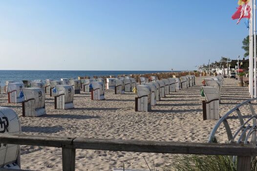 Strand von Dahme mit Blick von der Seebrücke frühmorgens