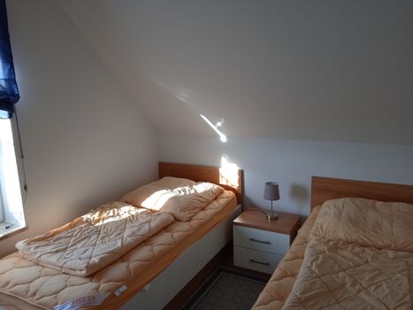 Schlafzimmer 2 mit 2 Einzelbetten im 1. Stock