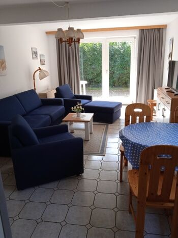 Wohnzimmer mit Blick auf die Südterrasse