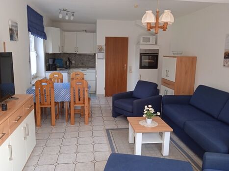 Wohnzimmer mit offener Küche