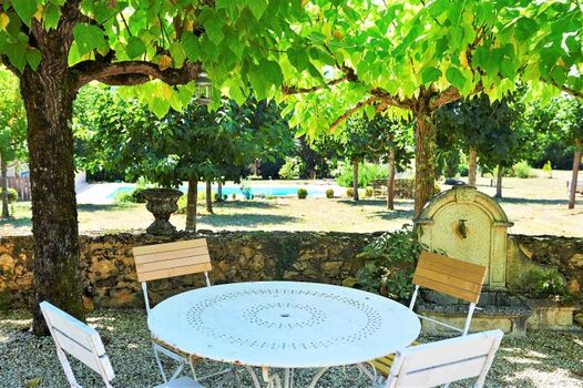 Tisch und Stüle im Garten