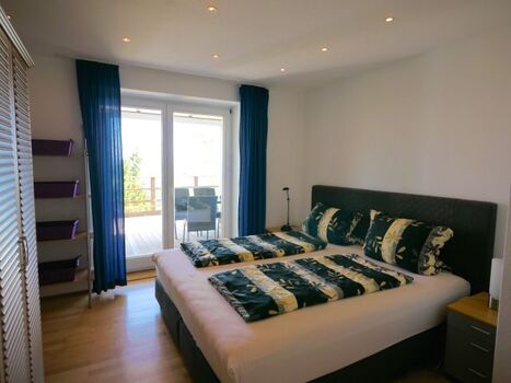 Schlafzimmer mit Boxspringbett und Downlights