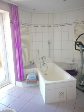 Grosses Badezimmer mit Dusche, Wanne und Bidet