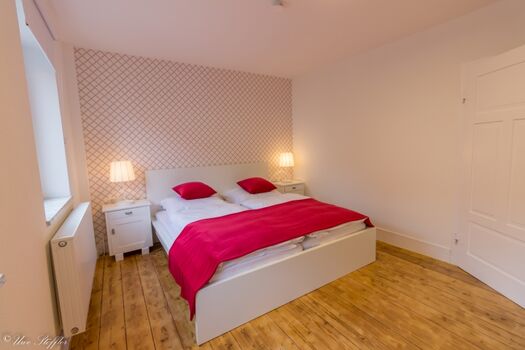 Ein Schlafzimmer mit gegenüberliegendem Bad befindet sich im Erdgeschoss