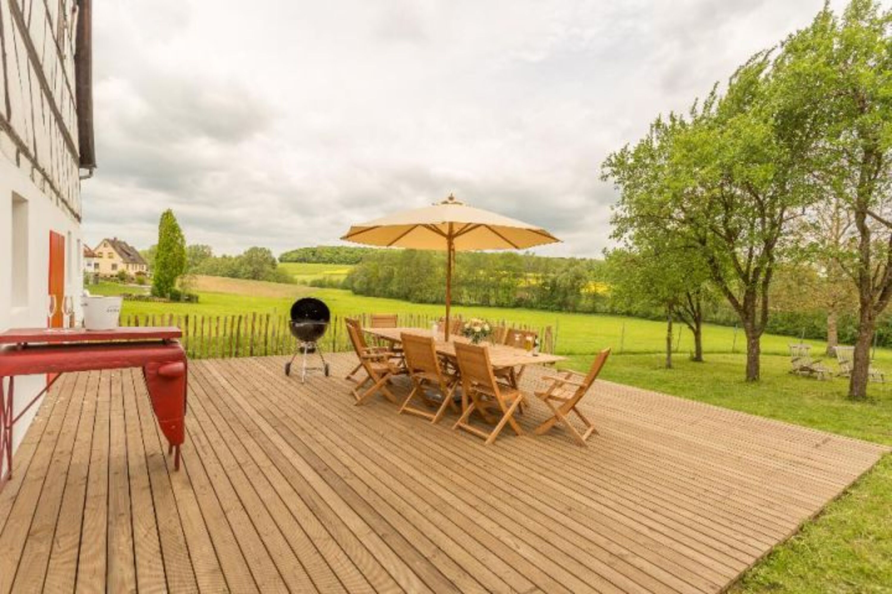 Mit Aussicht: Die Terrasse ist ideal für alle Sonnenstunden.