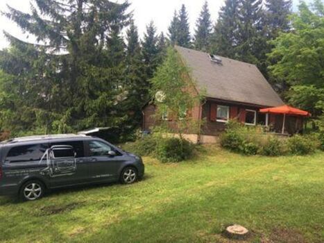 Außenansicht Sommer mit Terrasse