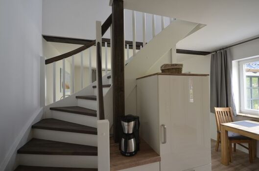Geschlossene Treppe ins OG(Schlafzimmer+Bad(1)