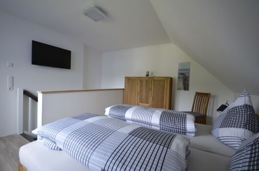 Schlafzimmer mit TV, 16 qm