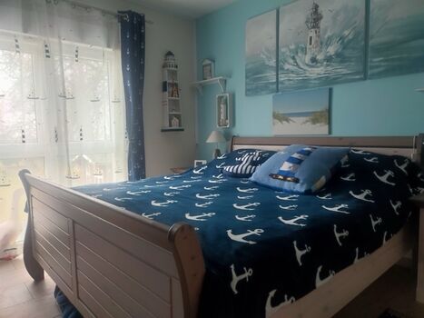 Schlafzimmer 1 mit Blick zum Garten