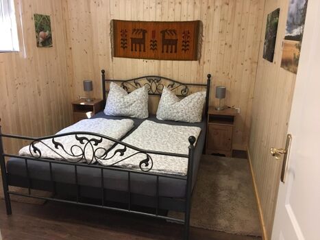 Schlafzimmer mit großem Spiegelkleiderschrank