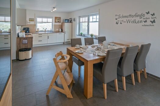 Esstisch mit Blick in die Küche 