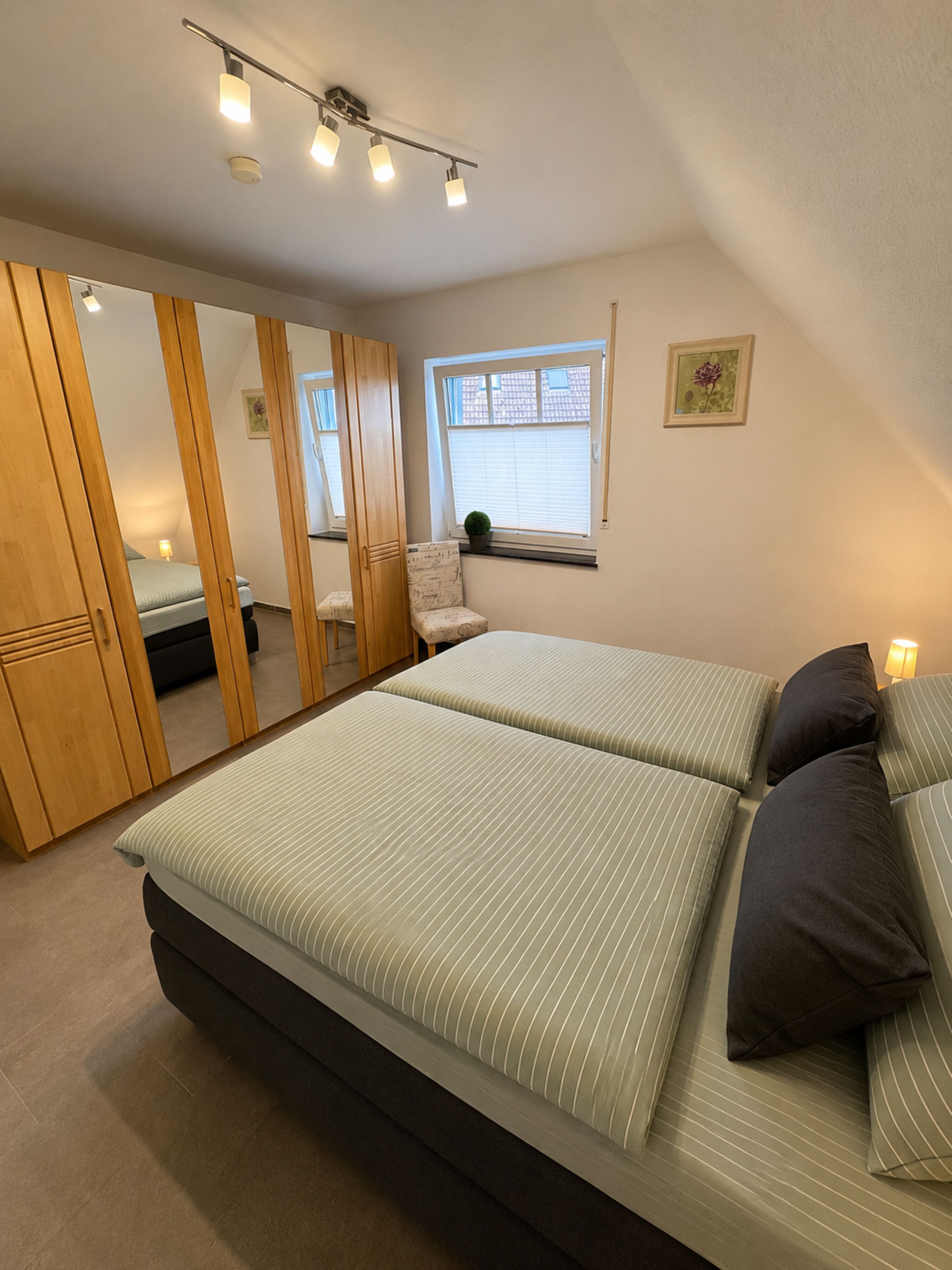 Schlafzimmer 1. OG mit TV
