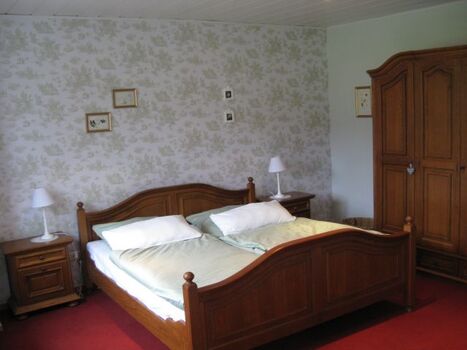 Schlafzimmer mit Doppelbett