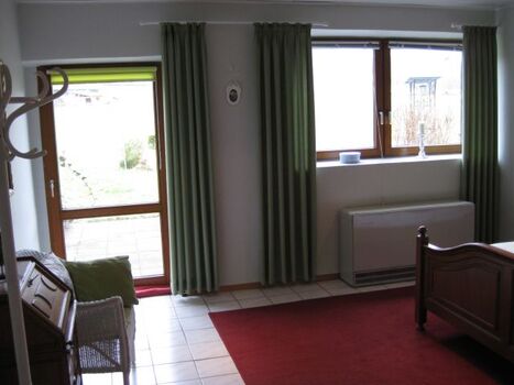 Schlafzimmer mit Zugang zur Terasse