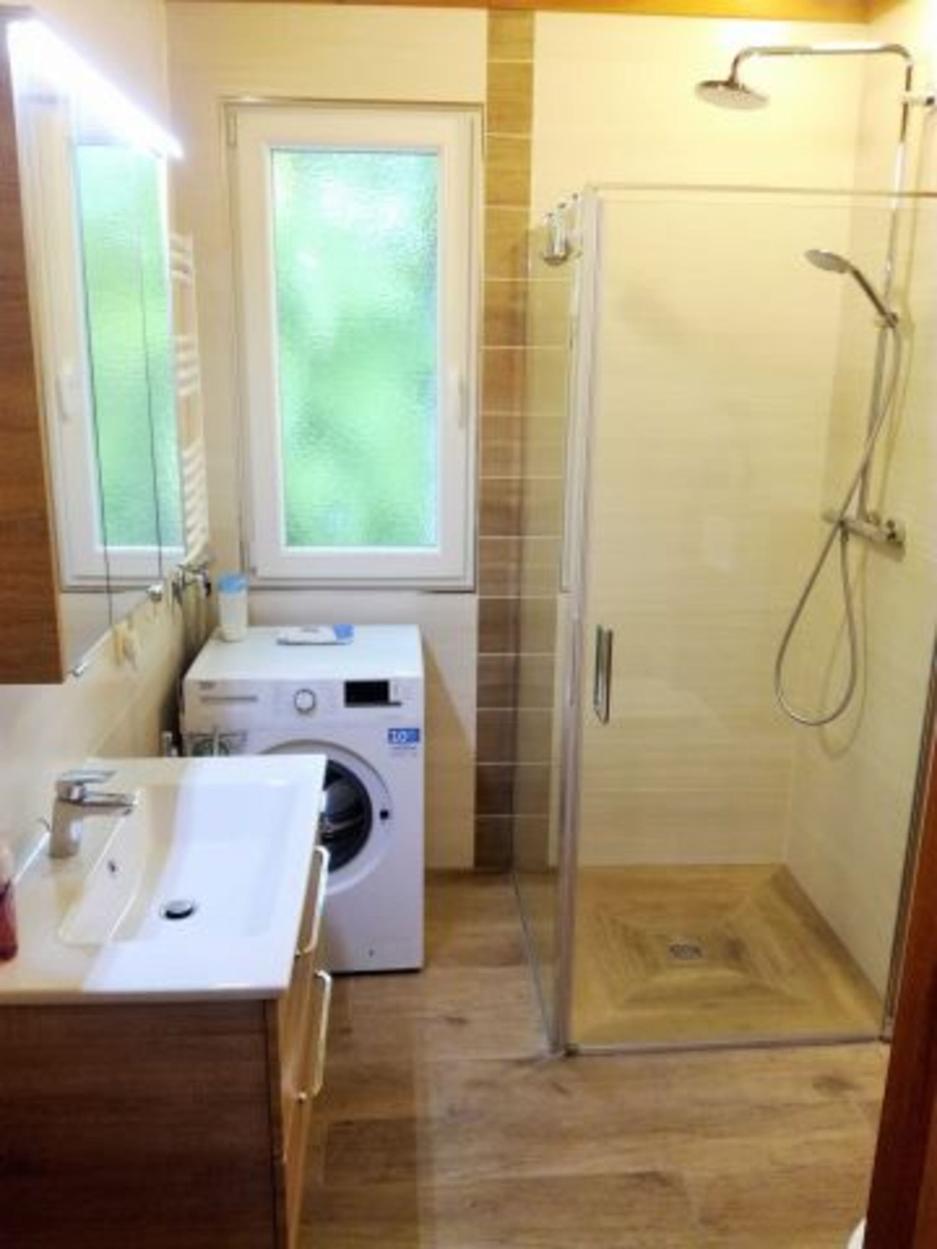 Badezimmer mit Waschmaschine
