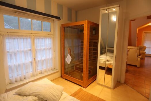 Schlafzimmer mit Wärmekabine