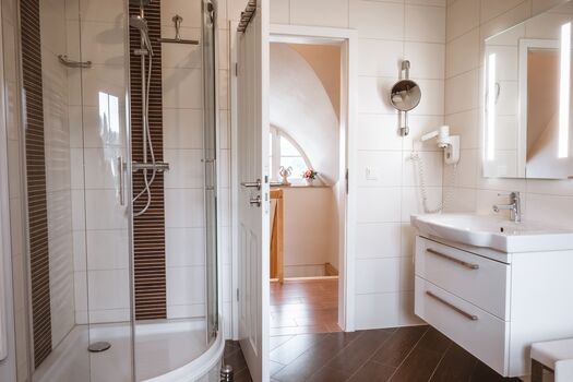 Bad OG mit Dusche, Badewanne, WC