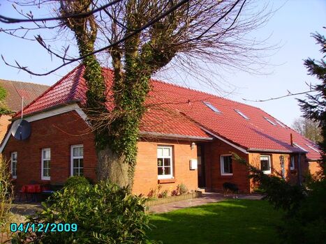 Das Haus im Frühjahr Gartenansicht