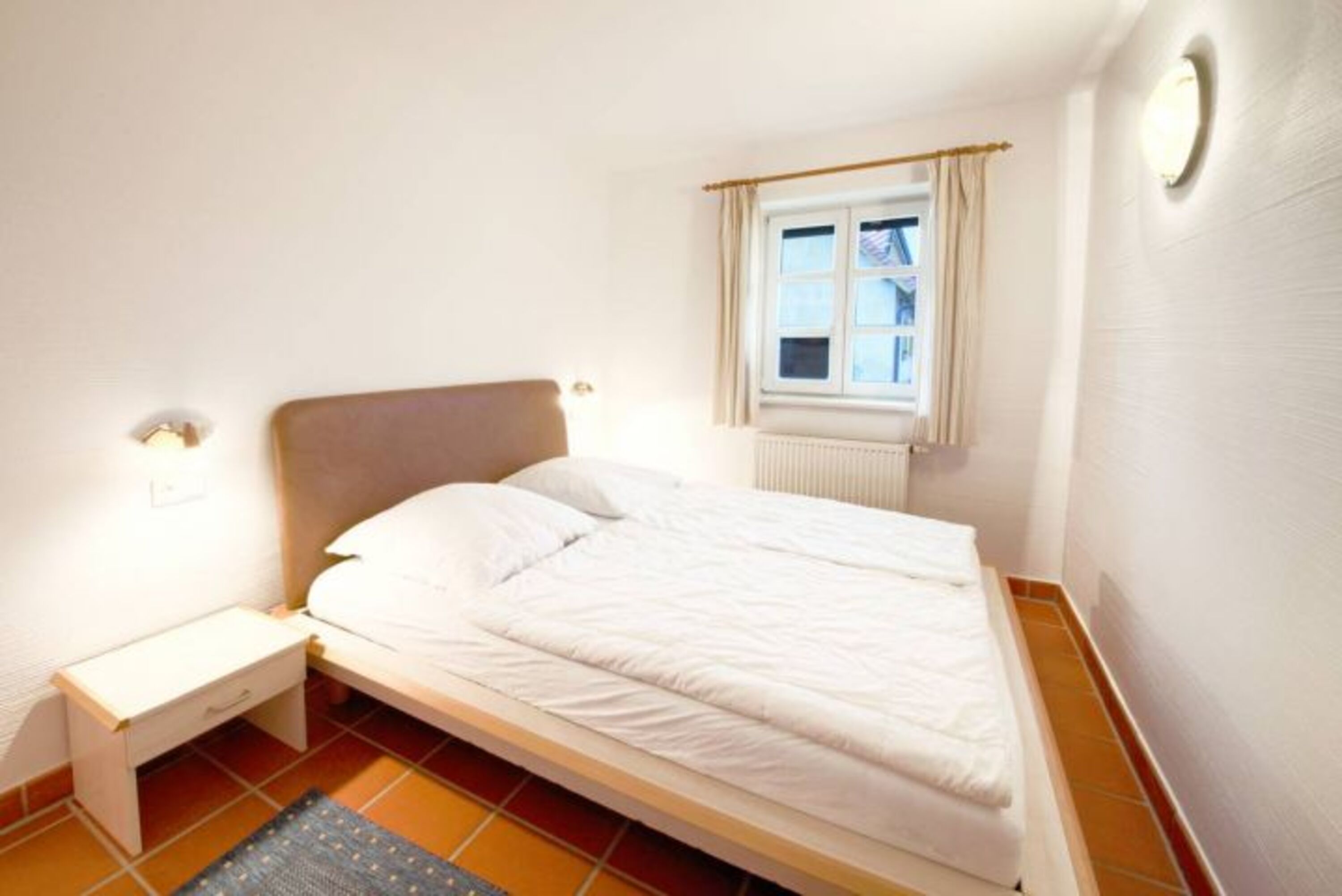 Das große Schlafzimmer mit Einbauschrank.