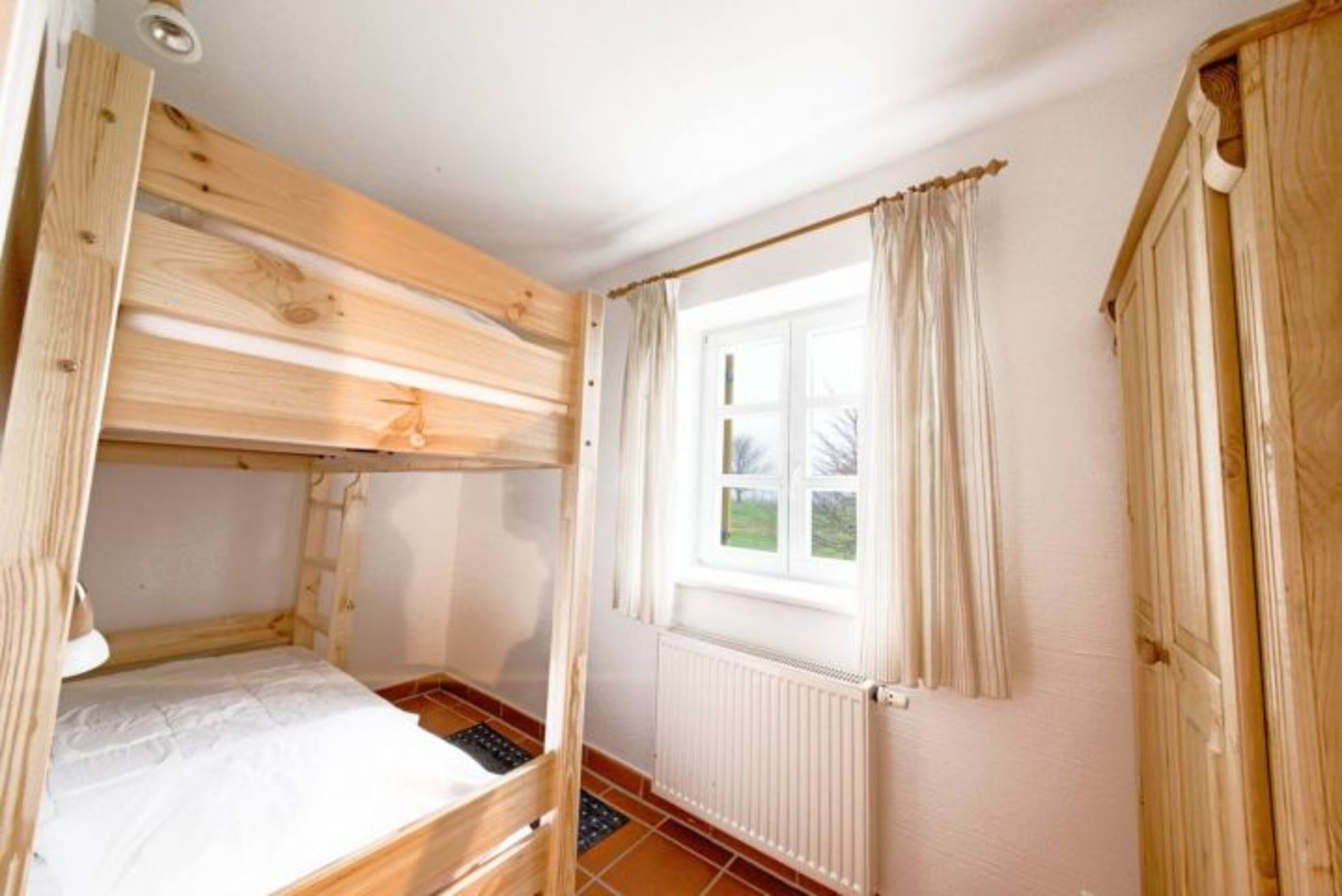 Das kleine Schlafzimmer mit Kleiderschrank