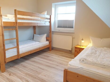Dreibettzimmer mit Etagenbett