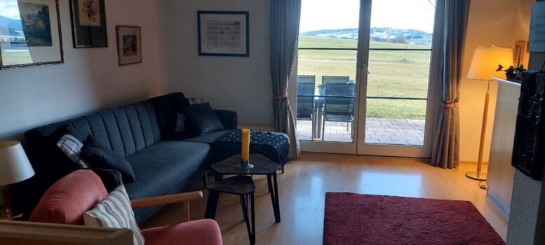 vom Wohnzimmer gehen Sie direkt auf die möbl. Terrasse